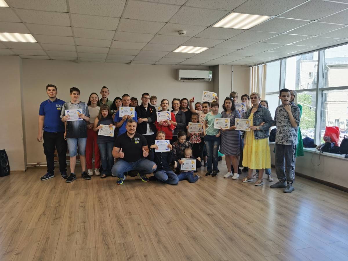 Участники и специалисты проекта после завершения этапа программы с выданными сертификатами.